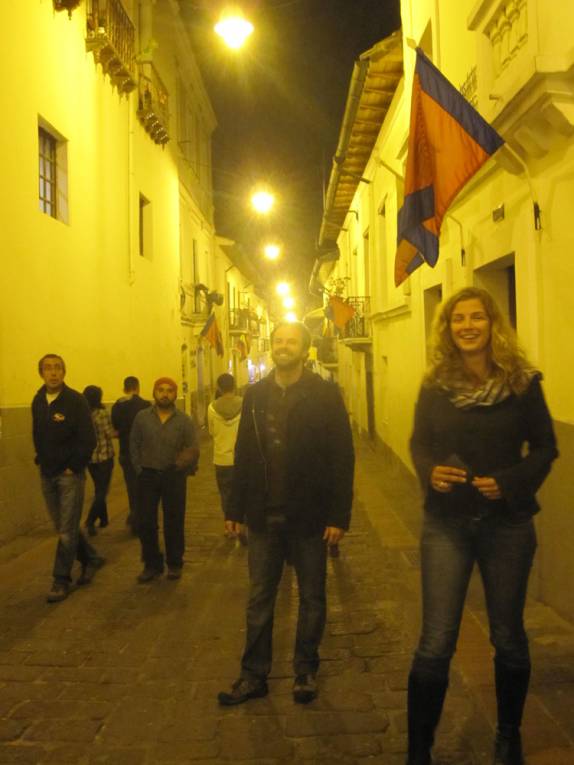 Caminhando de noite pela rua Ronda, no centro de Quito - Equador